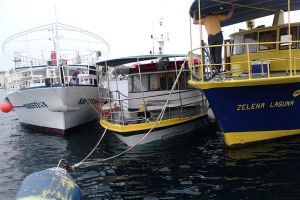 Poreč, 24. travnja 2011. - tegljenje oštećenoga broda iz porečke luke prema lukobranu otočića sv. Nikola